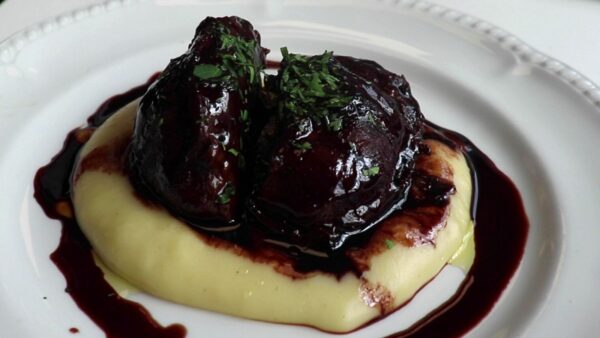 Carrillera de Ternera al Vino Tinto con Puré de Patata Trufado