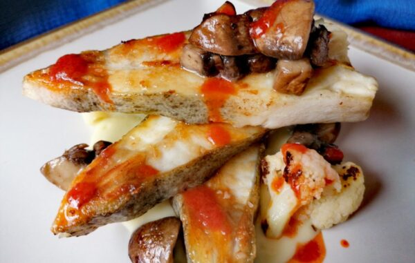 Rodaballo a la Brasa con Puré de Coliflor y Salsa de Alcaparras